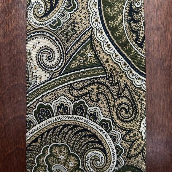 Brooks Brothers Green and Cream Paisley Tie - Picture 7 of 11